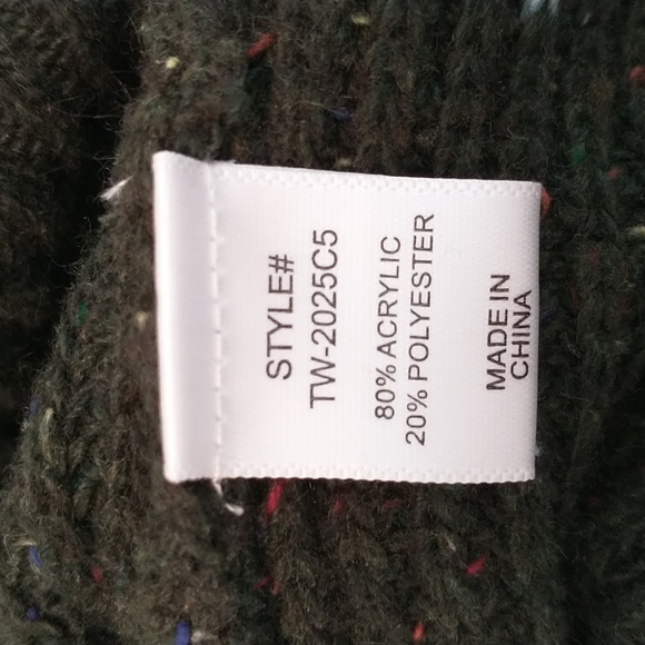 👀NWT! Distressed sweater, tagged as M but more like L/XL. Dark green.See pics. - Picture 11 of 13